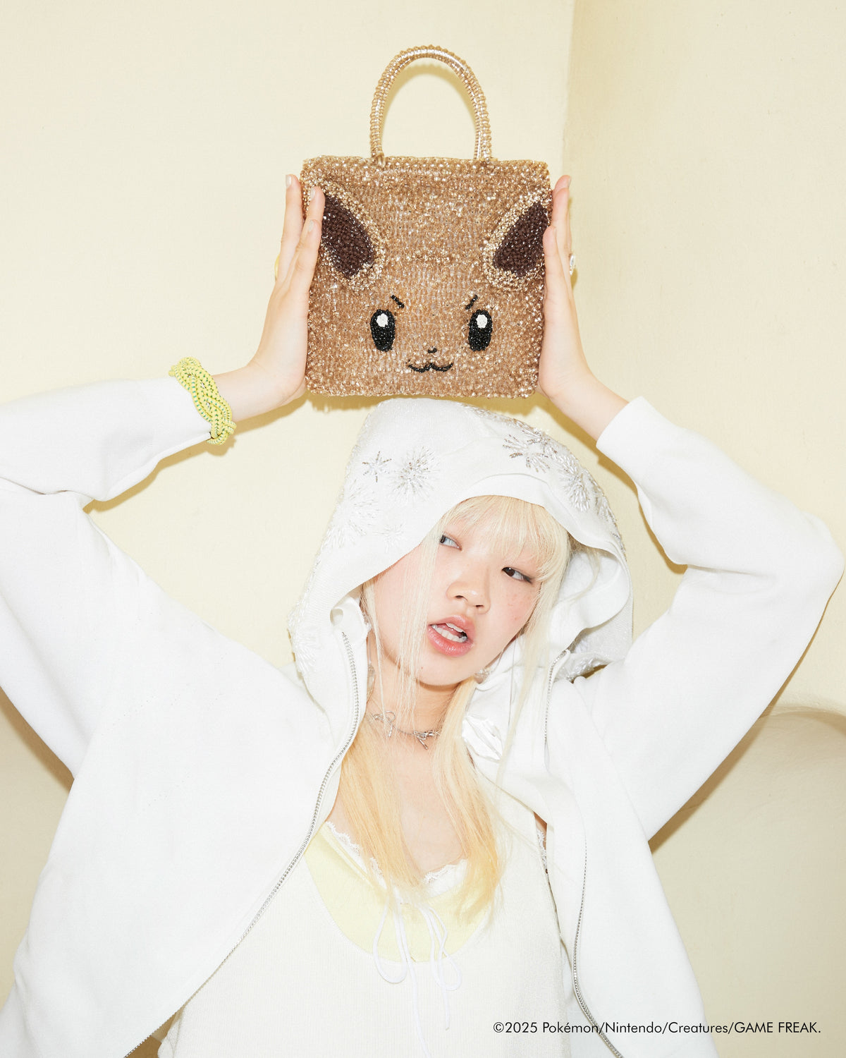 ANTEPRIMA_WIREBAG_POKEMON_EEVEE_PB25FPM0LZ_STANDARD_Z_Crossbody_golden-yellow_model